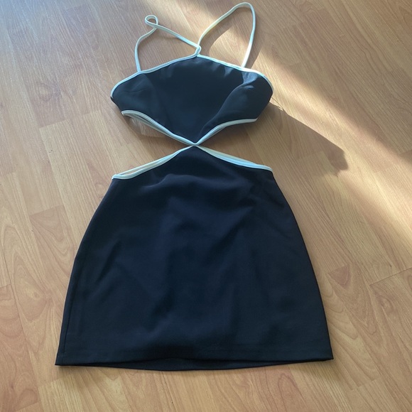 COPY - Black&white cutout halter dress - Picture 9 of 12